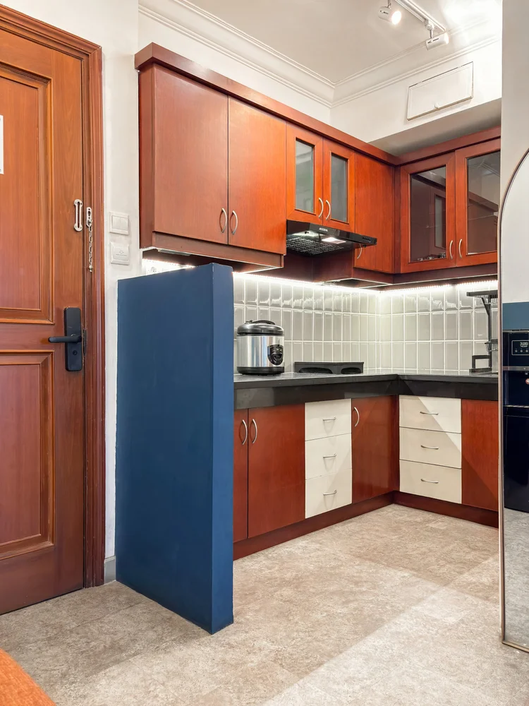 Chicago: Dapur terbuka di balik lorong depan, dengan lemari kayu dan keramik putih.