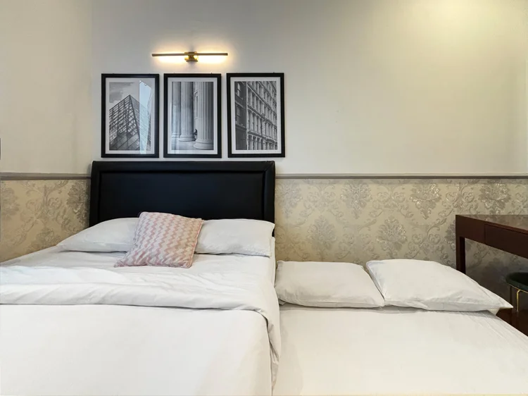 Paris: Sliding bed ditarik keluar: dua kasur bersebelahan dalam satu kamar.