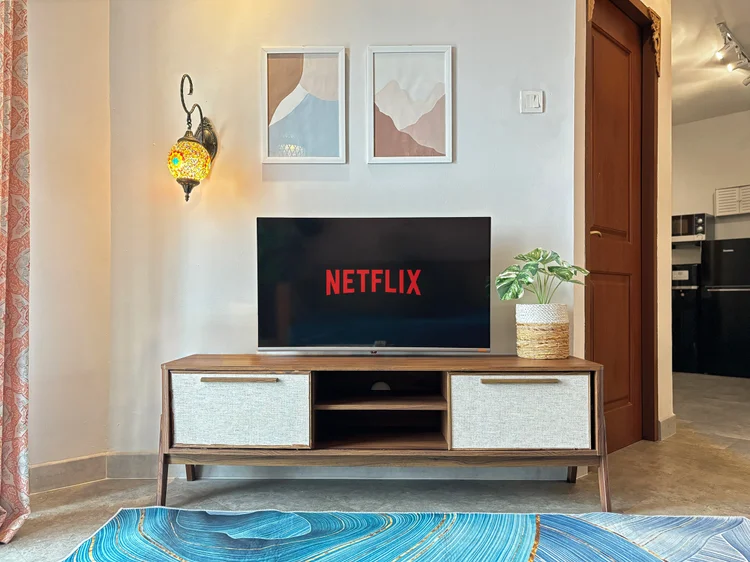 Marrakech: Smart TV dengan Netflix di atas kredensa, di bawah bingkai dan lampu Maroko.