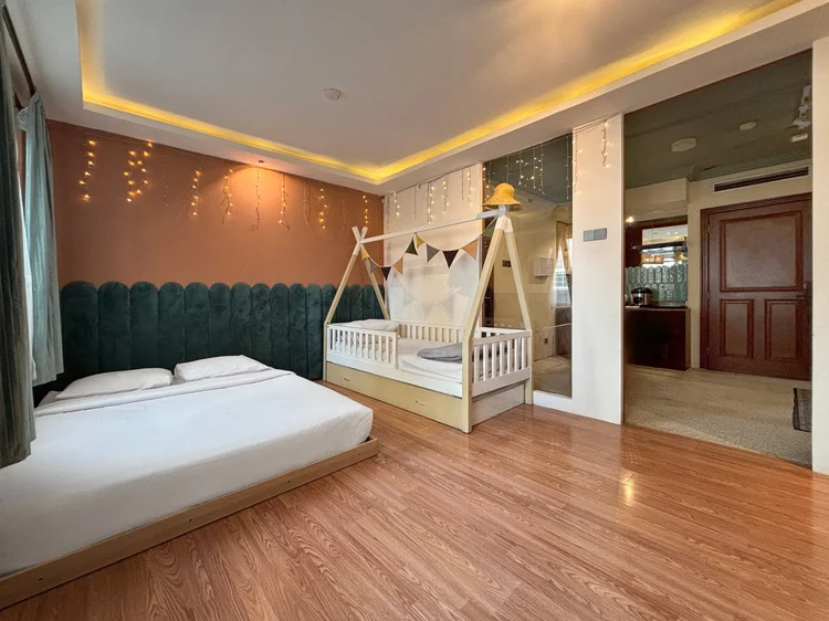 Madagascar: Area tidur: queen bed dan sliding bed, muat 4, maks. 6 dengan extra bed.