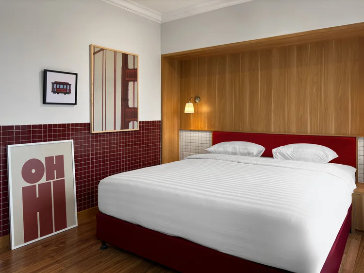 San Francisco: King bed 180 cm dengan sprei putih, standar yang sama di semua unit kami.