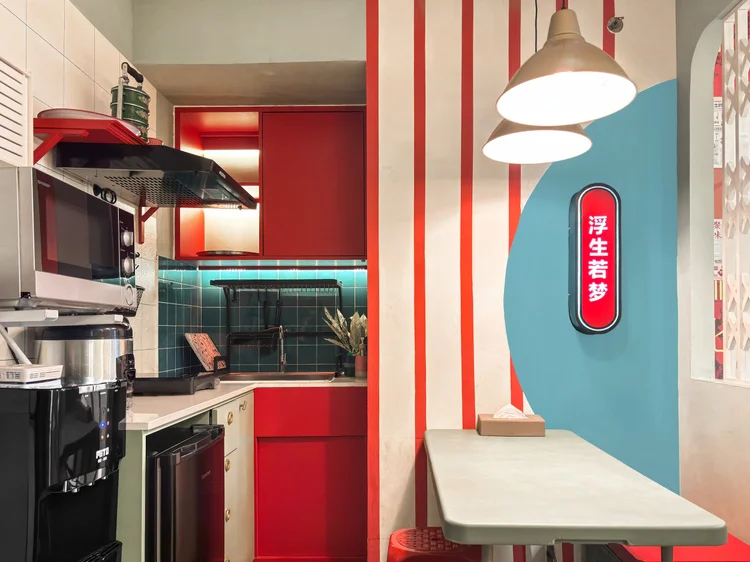 Hong Kong: Dapur terbuka dengan microwave dan dispenser; tiap unit punya galon cadangan.