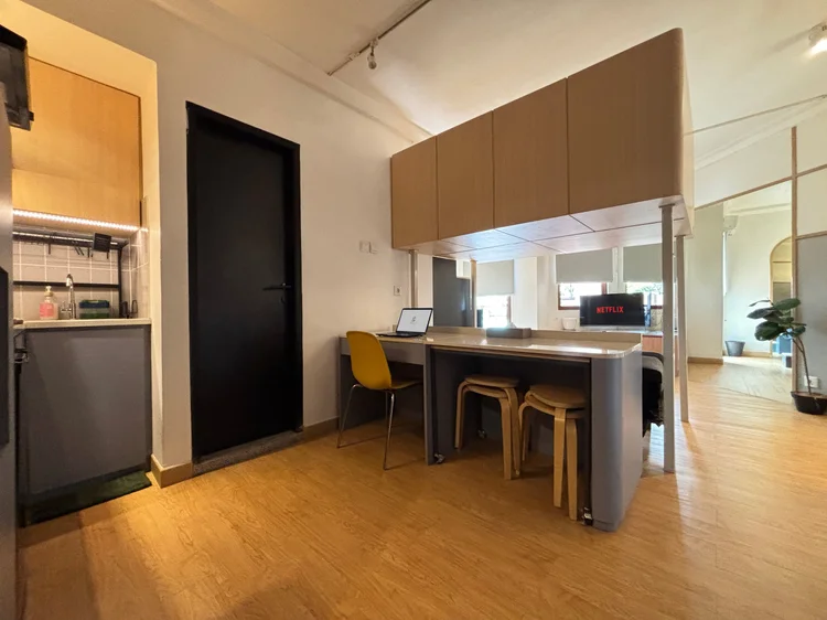 Den Haag: Ruang di bawah loft bed dipakai untuk dapur dan meja kerja.