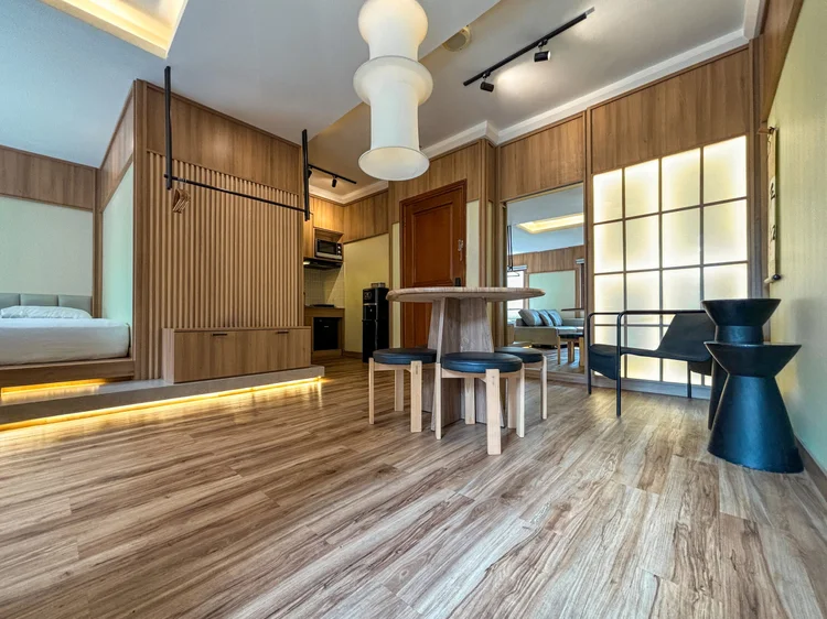 Sapporo: Muat enam orang: area makan, dapur, dan panggung tidur dalam ruang yang sama.