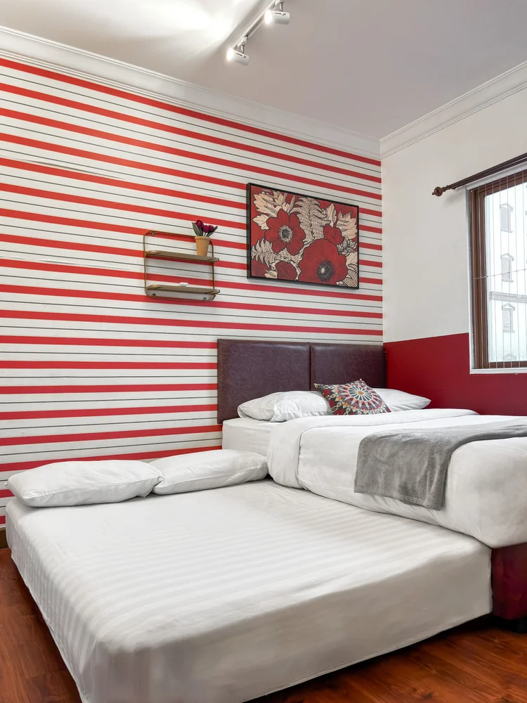 Amsterdam: Kamar utama untuk 4 orang di dua kasur; meja rias dan lemari ada di kamar ini juga.