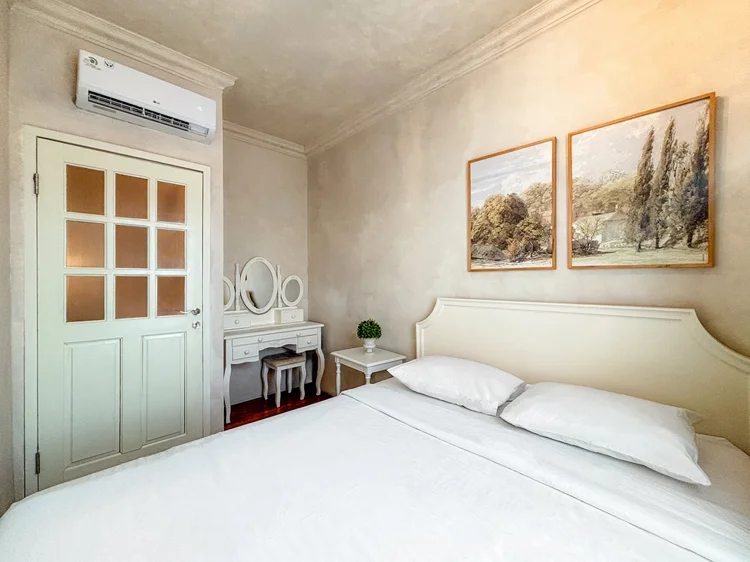 Bordeaux: Kamar utama: queen bed 160 cm dengan AC, meja rias, dan lemari.