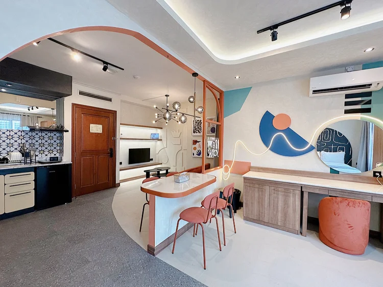 New York: Dapur, meja makan, dan meja rias dalam satu ruang, muat 4, maks. 6 dengan extra bed.
