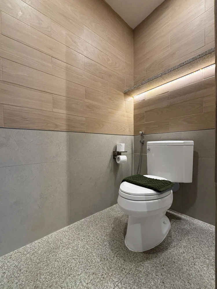Okinawa: Toilet duduk lengkap dengan tisu dan gantungan handuk, detail kecil yang tetap diperhatikan.