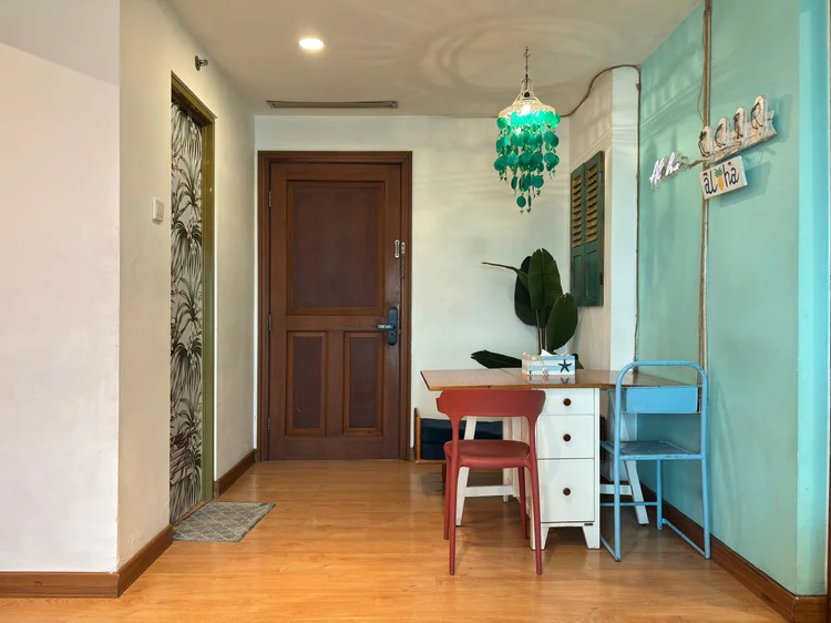 Honolulu: Pintu masuk unit. Lift langsung ke lantaimu, koper tidak perlu naik tangga.
