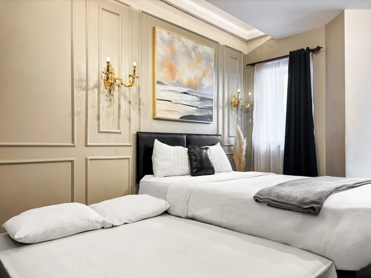 Vienna: Sprei putih di atas kasur, standar yang sama di semua unit kami.