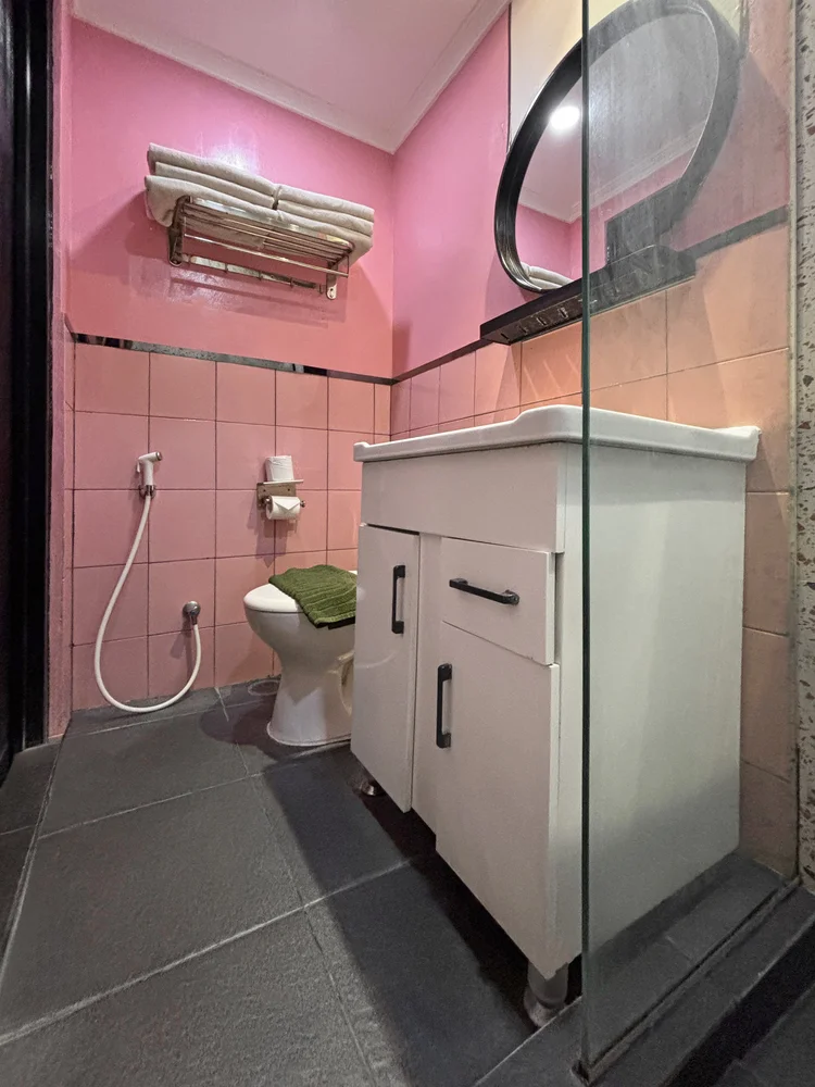 Myeong-dong: Handuk bersih untuk tiap tamu; sabun dan sampo sama di semua unit.