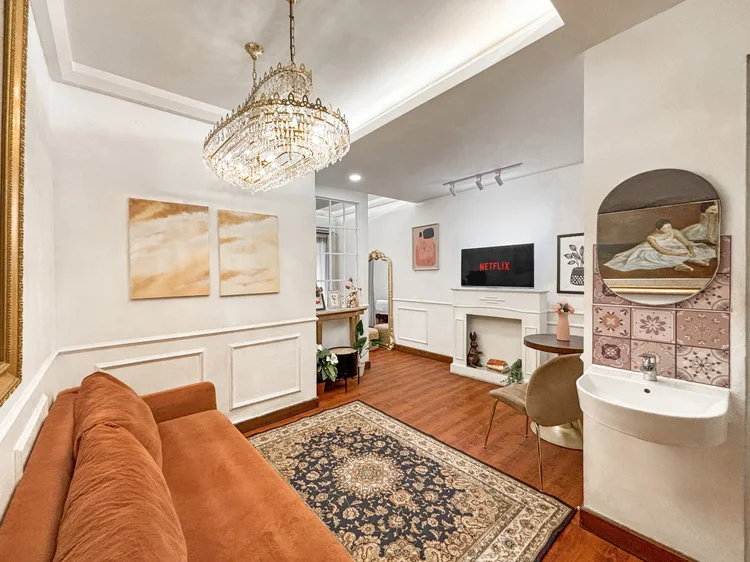 Provence: Studio 50 m² bergaya Paris: sofa, meja makan, dan area tidur dalam ruang yang terbuka.
