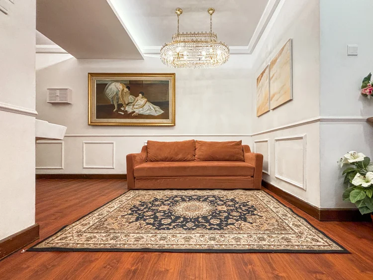 Provence: Sofa lipat ini bisa jadi kasur, sudah termasuk dalam kapasitas lima orang.