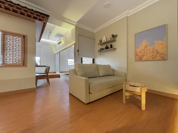 Nami: Sofa krem dan atap hanok mini, nuansa Korea di dalam unit.
