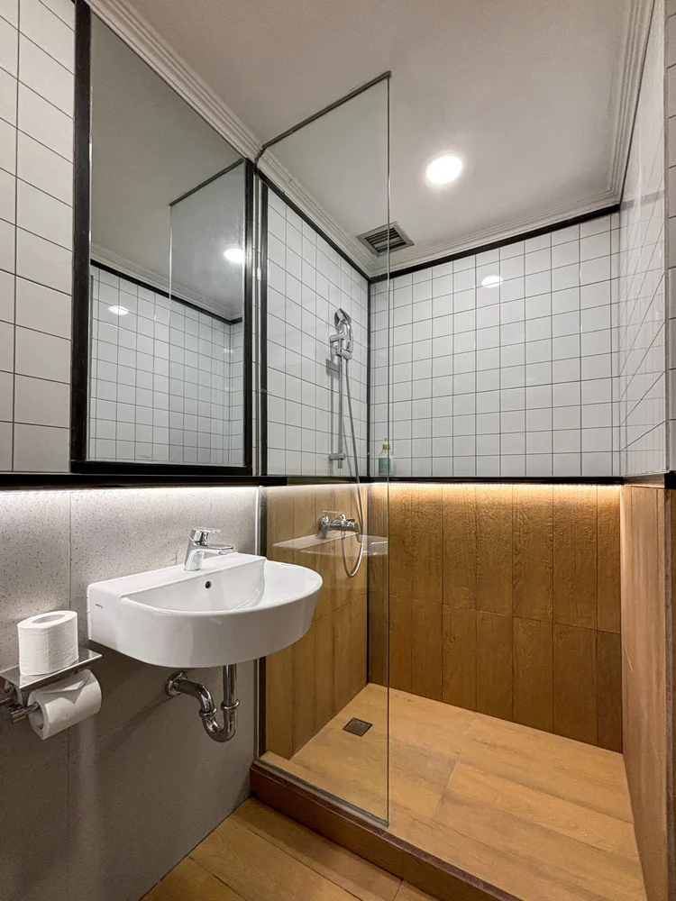 Yokohama: Shower berdinding kaca, dibersihkan tim terlatih kami dengan standar CHSE sebelum tiap check-in.