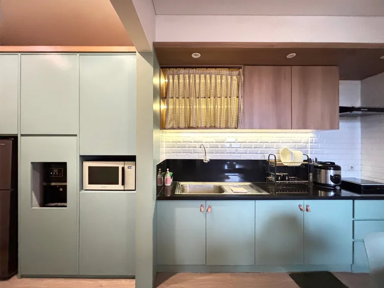 Seoul: Dapur terbuka modern yang lega: kulkas, microwave, kompor induksi, dan alat masak dasar.