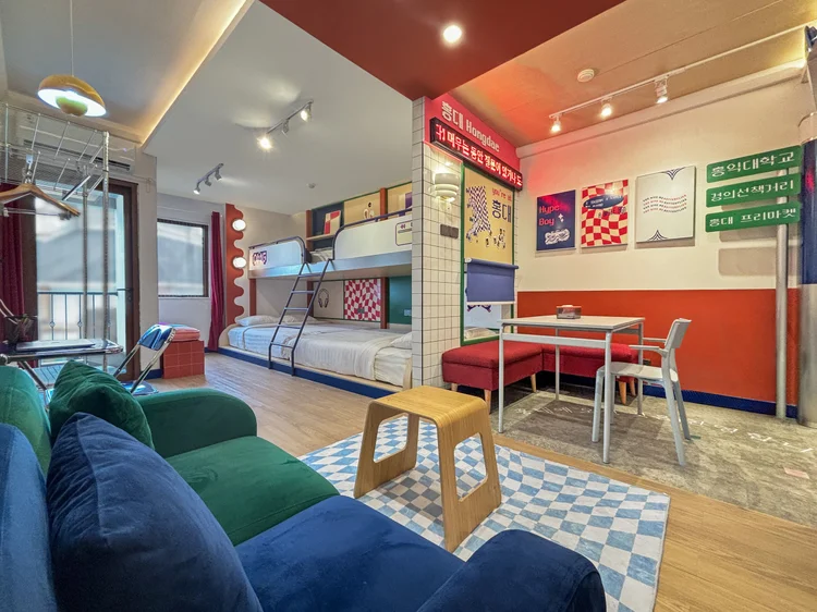 Hong Dae: Studio 50 m²: sofa, tempat tidur susun, dan meja makan dalam satu ruang.