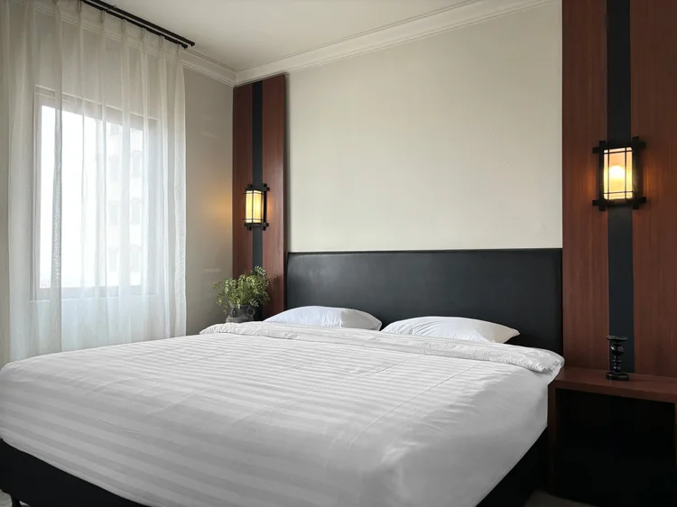 Saitama: Kamar utama: king bed 200 cm dengan sprei putih, standar yang sama di semua unit kami.