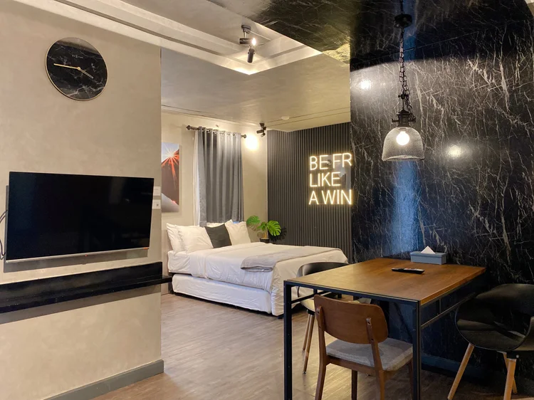 Kingston: Studio 48 m² bergaya maskulin: tempat tidur, meja makan, dan TV dalam satu ruang.