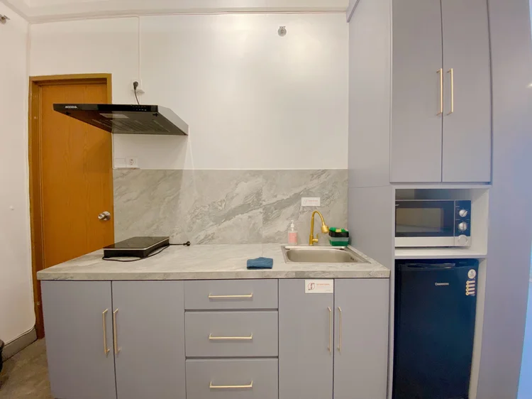 Austin: Kompor induksi, microwave, dan kulkas; minimarket di lobi jual bahan dasar buat masak.