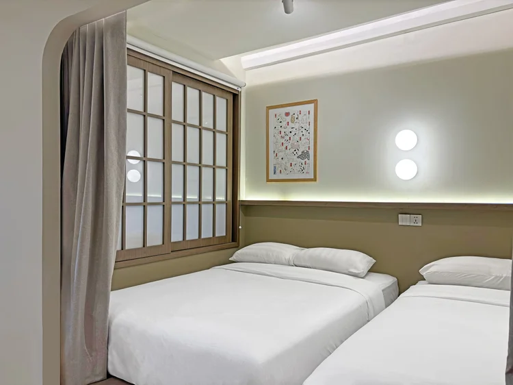 Aoyama: Area tidur dengan platform bed dan tirai, dipisahkan pintu geser shoji.