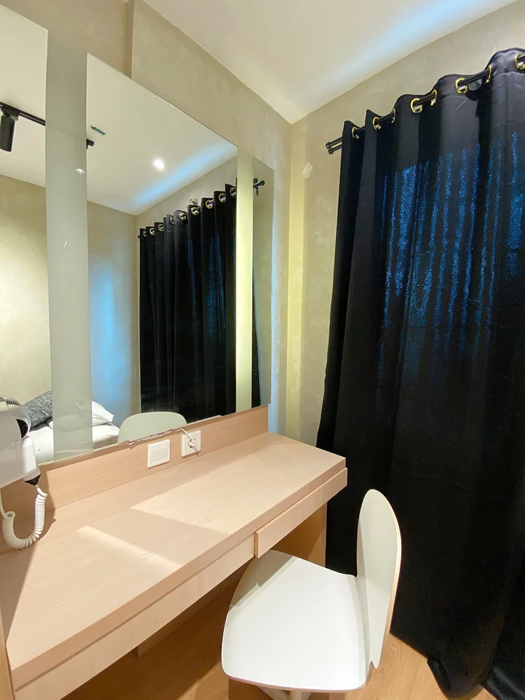 Amalfi: Meja rias dengan cermin besar dan hair dryer, jadi bersiap cukup dari kamar.