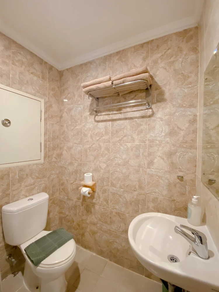 Oslo: Kamar mandi dengan pemanas air, sabun dan sampo sudah disiapkan.