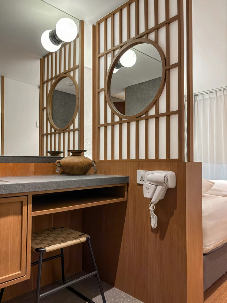 Shizuoka: Meja rias dengan cermin bulat dan hair dryer, tiap kamar punya meja rias sendiri.