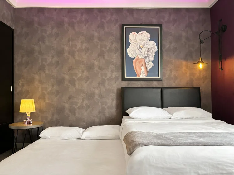 Copenhagen: Sliding small double bed dengan AC, di bawah lukisan bunga.