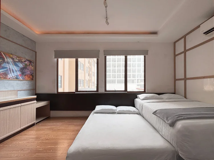 Shibuya: Sliding bed 140 + 140 cm ditarik jadi dua, sprei putih standar kami.