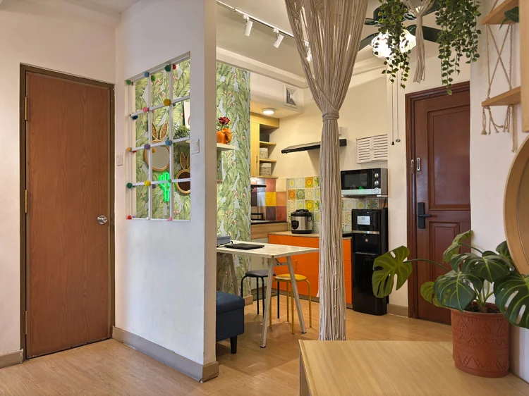 Barbados: Dari pintu masuk, area makan langsung terlihat, dengan tanaman di sudut.