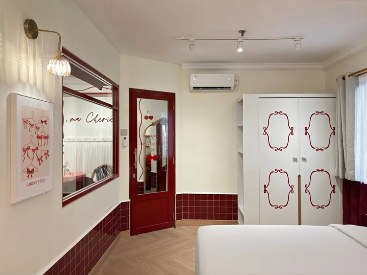 Chamonix: Lemari dengan motif ceri dan cermin besar, plus AC di kamar.
