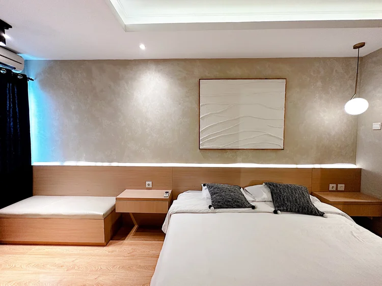 Amalfi: Sprei putih di setiap kasur, standar yang sama di semua unit kami.