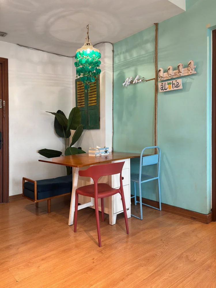 Honolulu: Meja makan 4 orang di dekat dapur tertutup, dari kompor langsung ke meja.