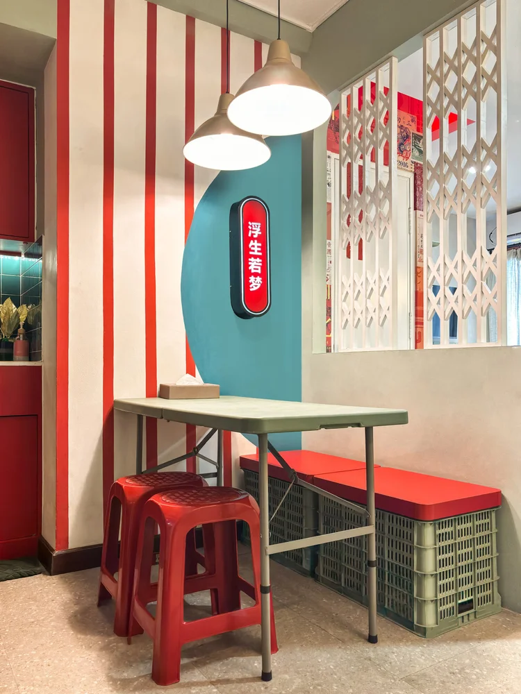 Hong Kong: Meja makan untuk empat orang dengan bangku plastik merah ala kedai Hong Kong.