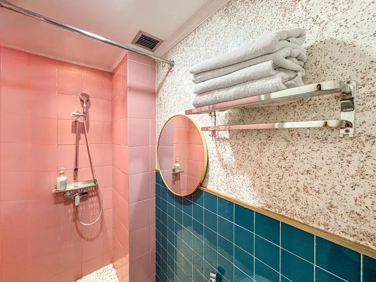 Hong Kong: Shower air panas dengan handuk bersih untuk tiap tamu.