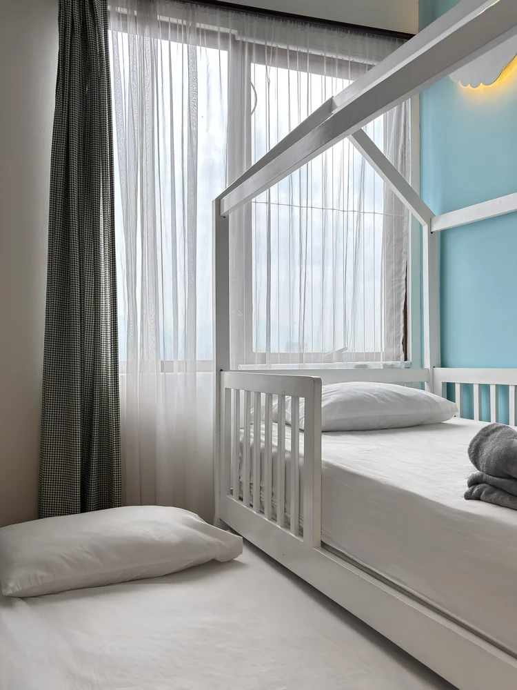 Mykonos: Kamar dengan sliding bed berangka rumah, AC sendiri.