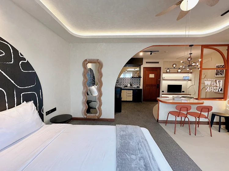 New York: Sliding bed 140 + 140 cm, sprei putih standar di semua unit kami.