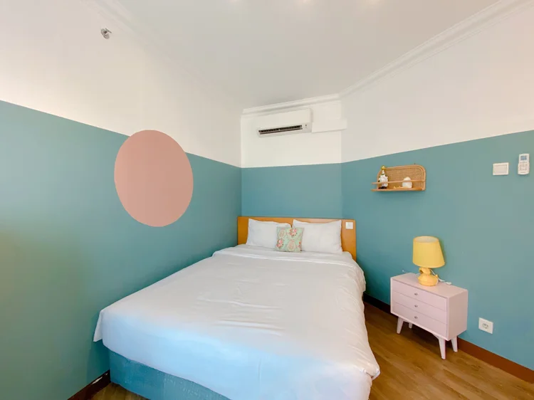 Madison: Kamar lain bernuansa biru, dengan AC dan kasur untuk berdua.