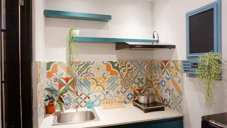 Havana: Dapur terbuka dengan keramik bermotif; minimarket di lobi jual bahan dasar buat masak.