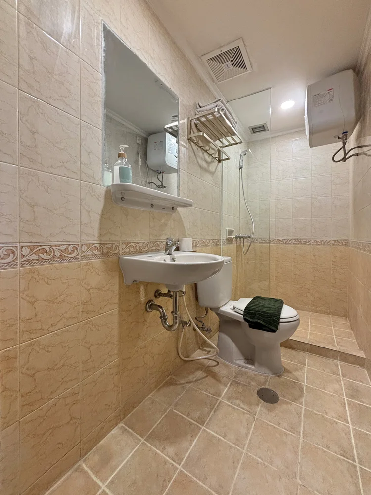 Saitama: Kamar mandi dengan wastafel, toilet, dan shower air panas.