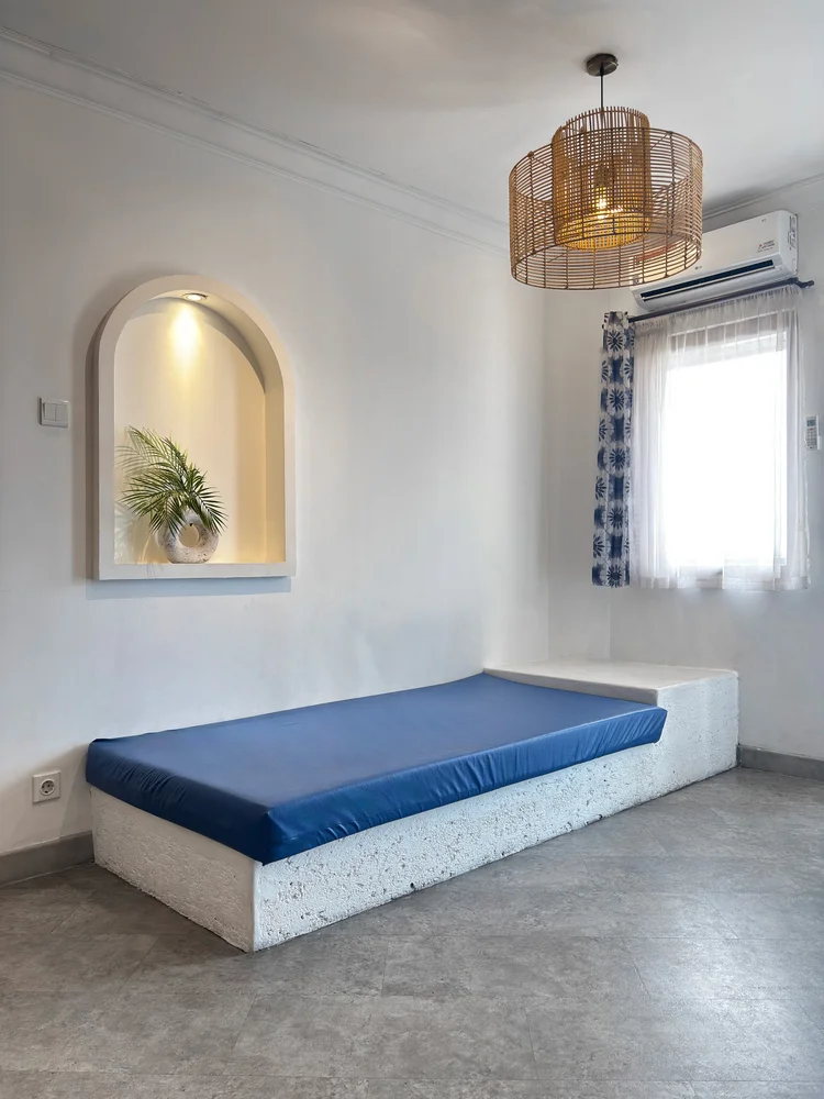 Santorini: Day bed di ruang keluarga, sudah termasuk kapasitas sembilan orang.