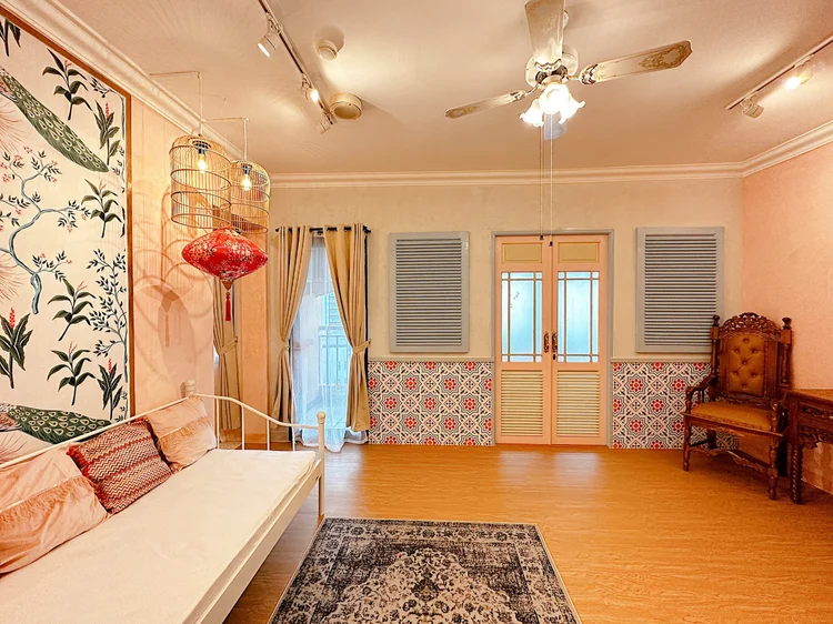 Malacca: Ruang keluarga luas dengan kipas langit-langit dan pintu ke balkon, muat 7, maks. 11 dengan extra bed.