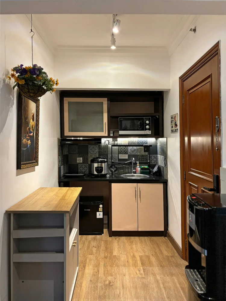 Florence: Dapur terbuka dengan microwave dan lemari kayu; minimarket di lobi jual bahan dasar buat masak.