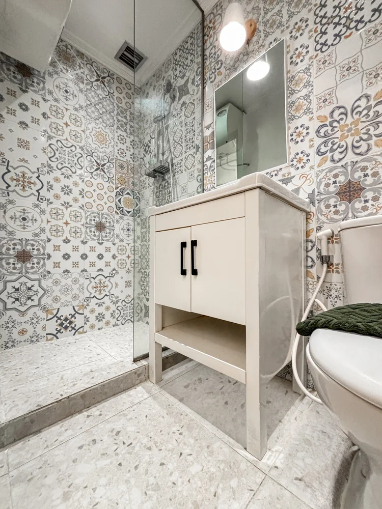 St. Tropez: Shower air panas; sabun, sampo, dan tisu sama di semua unit.