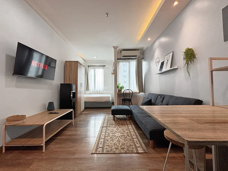 Bern: Smart TV dengan Netflix, meja makan, dan tempat tidur, semua dalam satu ruang.