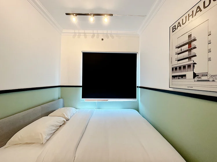 Berlin: Sprei putih di setiap kasur, standar yang sama di semua unit kami.
