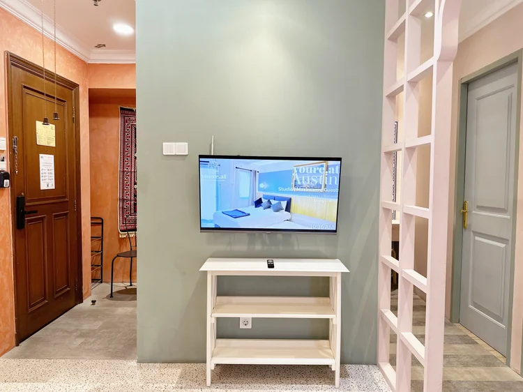Cappadocia: Pintu masuk langsung ke ruang keluarga, dengan TV dan sekat kayu putih.