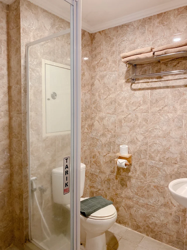 Oslo: Shower dengan air panas, salah satu dari dua kamar mandi di unit ini.