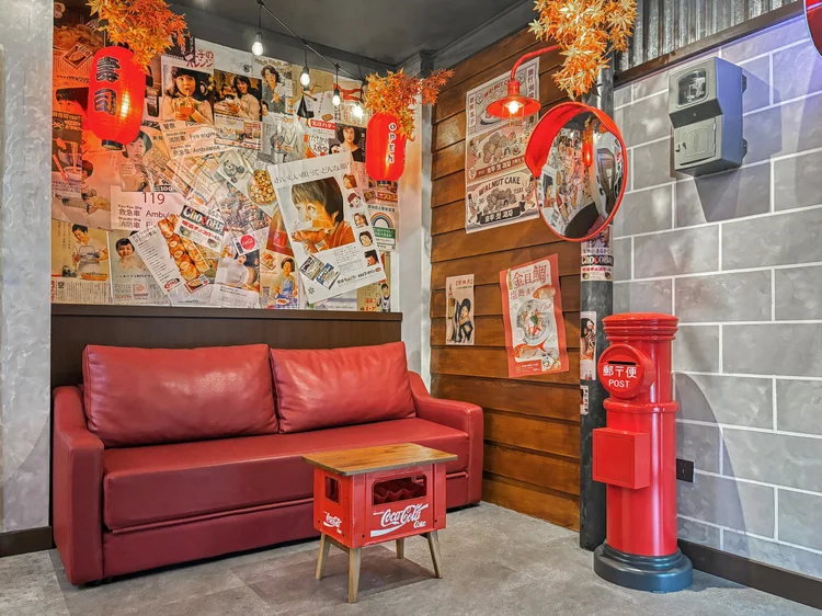 Shinjuku: Sofa bed merah ini bisa dibuka, sudah termasuk kapasitas lima orang.